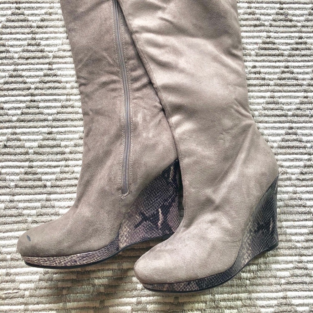 ❌SOLD❌Gray boots below the knee